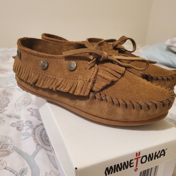 Minnetonka Shoes - NIB Minnetonka Fringe Moccasin